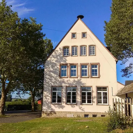 Alte Schule Gästehaus - The principal's rooms Appartment Bitburg Extérieur photo